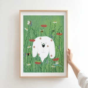 Peut inclure: Une impression d'art encadrée représentant un chien blanc avec des taches marron dans un champ vert avec des fleurs et des insectes. L'œuvre est présentée dans un cadre en bois clair, idéale pour une chambre d'enfant, ajoutant une touche fantaisiste.