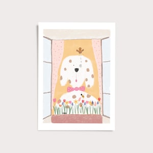 Peut inclure: Une illustration num&eacute;rique d'un chien blanc &agrave; taches brunes portant un n&oelig;ud papillon rose &agrave; pois, plac&eacute; dans une fen&ecirc;tre avec des rideaux jaunes. Un petit personnage en pain d'&eacute;pice est sur sa t&ecirc;te et des fleurs color&eacute;es sont sur le rebord.