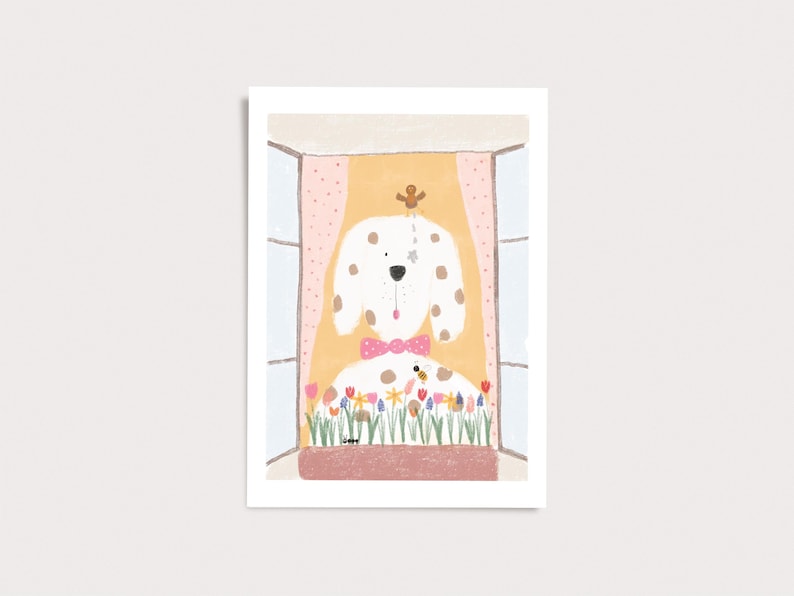Peut inclure: Une illustration num&eacute;rique d'un chien blanc &agrave; taches brunes portant un n&oelig;ud papillon rose &agrave; pois, plac&eacute; dans une fen&ecirc;tre avec des rideaux jaunes. Un petit personnage en pain d'&eacute;pice est sur sa t&ecirc;te et des fleurs color&eacute;es sont sur le rebord.