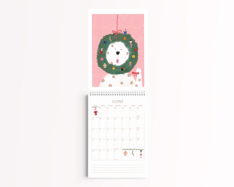Peut inclure: Un calendrier mural pour le mois de d&eacute;cembre illustrant un chien blanc &agrave; taches brunes portant une grande couronne de No&euml;l verte autour du cou. L'illustration est sur un fond rose &agrave; petits points blancs. La grille du calendrier est en dessous.