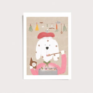 Peut inclure: Une illustration fantaisiste d'un chien blanc &agrave; taches portant un b&eacute;ret rouge et un pull rose, cuisinant devant une marmite. Le chien tient une cuill&egrave;re en bois et un petit livre marron intitul&eacute; "Dear Chef". Des herbes pendent au-dessus.