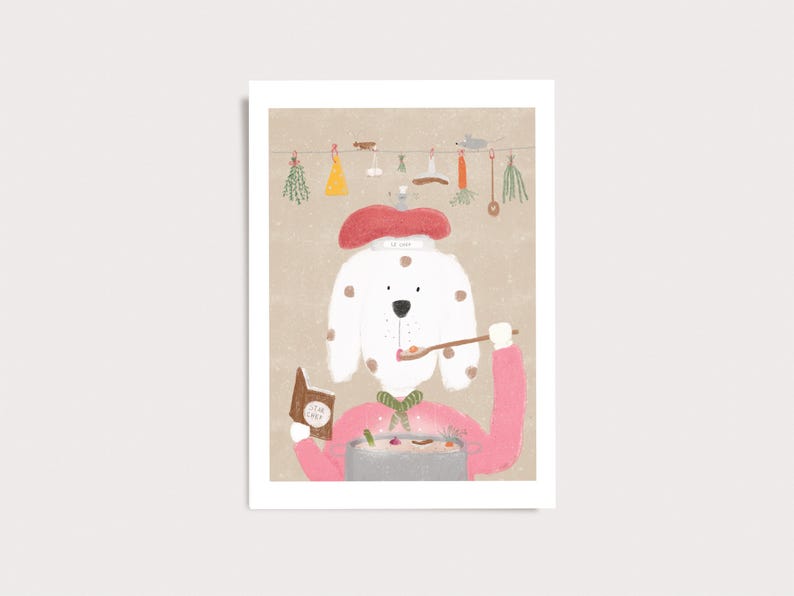 Peut inclure: Une illustration fantaisiste d'un chien blanc &agrave; taches portant un b&eacute;ret rouge et un pull rose, cuisinant devant une marmite. Le chien tient une cuill&egrave;re en bois et un petit livre marron intitul&eacute; "Dear Chef". Des herbes pendent au-dessus.