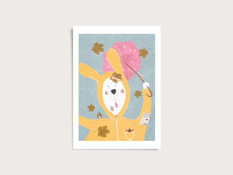Peut inclure: Une illustration num&eacute;rique repr&eacute;sentant un lapin blanc v&ecirc;tu d'un imperm&eacute;able jaune &agrave; capuche, tenant un parapluie rose &agrave; pois sur un fond bleu avec des feuilles d'automne. Un petit escargot est sur la capuche et une coccinelle est dans la poche.