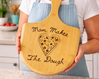 Tabla de pizza para mamá: Paleta de bambú grabada con el diseño "Mamá hace la masa" / Madera sostenible, ligera / 15,5 x 11 pulgadas