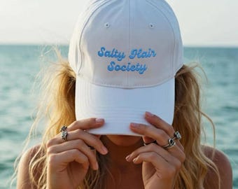 Gorra Salty Hair bordada estilo "dad cap": Costuras azules, estilo playero costero / Algodón, ajuste regulable / Accesorio ligero de verano