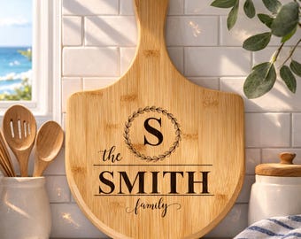 Tabla de pizza personalizada, regalo de cocina personalizado, pala de bambú grabada con el nombre de la familia (ligera, duradera, estilo rústico, para servir y exhibir).