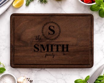 Tabla de cortar personalizada para bodas: tabla de cortar con nombre familiar personalizado, de madera de arce o nogal (grabada, superficie duradera, regalo para inauguración de casa).
