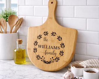 Tabla personalizada: Paleta de pizza de bambú con nombre familiar personalizado - Decoración de cocina costera, herramienta para servir y preparar.