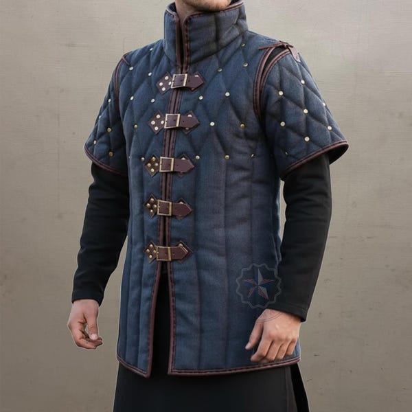 Armadura de gambesón medieval: disfraz acolchado para LARP con ribete de cuero marrón, estilo feria renacentista.