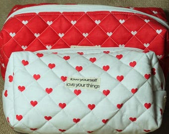 Bolsa de maquillaje con estampado de corazones / Bolsa romántica con cremallera roja o blanca / Organizador de viaje hecho a mano / Bonita bolsa de cosméticos acolchada / Regalo para ella