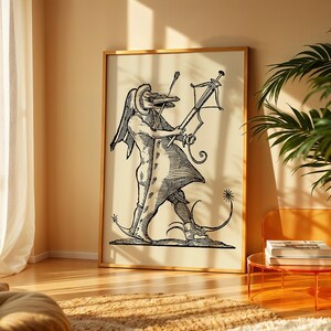 Può includere: Una stampa artistica incorniciata con un disegno a linee bianche e nere di una creatura simile a un coccodrillo che indossa un mantello con cappuccio e scarpe a punta, che tiene una balestra con una freccia su sfondo crema chiaro.
