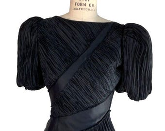 Vestido de cóctel plisado Fortuny de Mary McFadden vintage de los años 80 Elegancia icónica y escultural