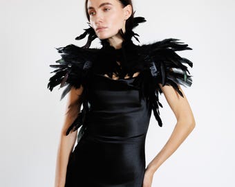 Capa con cuello de plumas negras, pieza de hombro con plumas, encogimiento de hombros gótico con plumas, capa de plumas de cuervo, capa de plumas de Halloween, capa gótica, bolero de plumas