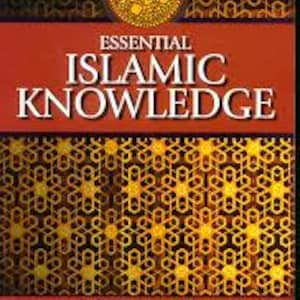 Peut inclure: Un livre intitulé "Essential Islamic Knowledge" avec une couverture rouge et dorée. La couverture présente un emblème circulaire doré avec une écriture arabe au-dessus du titre. Le nom de l'auteur, Qadi Thana'Ullah Panipati, est imprimé en bas.