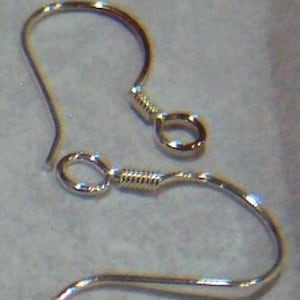 Puede incluir: Un par de ganchos para pendientes de plata con un diseño de alambre retorcido.