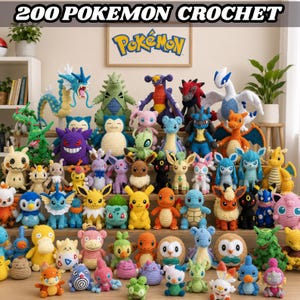 Könnte beinhalten: Eine Sammlung zahlreicher bunter Häkel-Plüschtiere, die verschiedene Pokemon-Charaktere darstellen und auf Holzregalen angeordnet sind. Das Display enthält ein gerahmtes Pokemon-Logo an der Wand und den Text 200 POKEMON CROCHET oben.