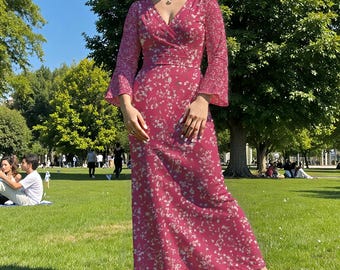 Roze maxi-jurk met bloemen: v-hals overslag boho outfit bruiloftsgast