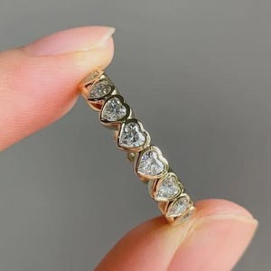 Alianza de bodas de moissanita en forma de corazón, anillo de aniversario con engaste de bisel clásico, alianza de eternidad completa, alianza de compromiso de oro amarillo macizo de 14 quilates.