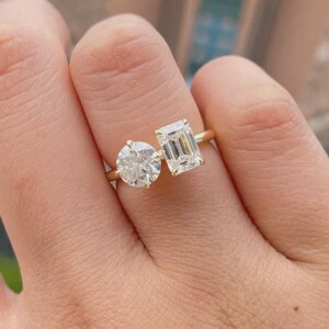 Emerald and Round Cut Moissanite Wedding Ring, Toi Et Moi Engagement Ring, Classic Two Stone Promise Ring, 18K Solid Gold Anniversary Gift.