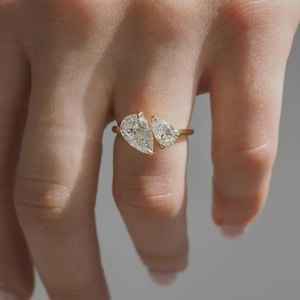 Zwei Stein Moissanit Ring, Toi Et Moi Verlobungsring, Birne Diamant Ring, 14K Gelbgold Ehering, Jahrestag Geschenke, personalisierter Ring