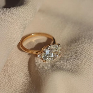 Bague en moissanite ovale est-ouest de 3,0 carats Bague de mariée en or jaune massif 14 carats, côtés ronds de 1,8 mm, bague de proposition/cadeau