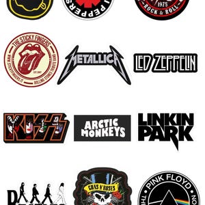 Könnte beinhalten: Eine Sammlung von Aufklebern mit Bandlogos, darunter Nirvana, Red Hot Chili Peppers, AC/DC, The Rolling Stones, Metallica, Led Zeppelin, KISS, Arctic Monkeys, Linkin Park, The Beatles, Guns N' Roses und Pink Floyd.