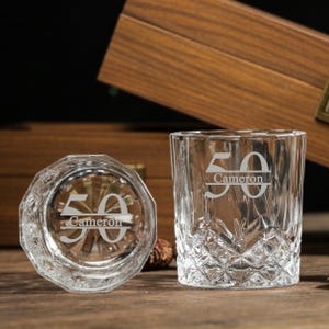 50. Geburtstags-Whisky-Glas-Gastgeschenke, Gastgeschenk, kundenspezifische Geburtstags-Rocks-Gläser, Prost auf 50 Jahre, Meilenstein-Gastgeschenke für Männer