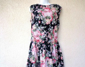 Vintage 1980s DRESS with a  Garden Floral Print of Roses on Black, and a 1950s Style Full Skirt. Size M