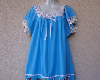 Vintage Mexican  Dress with Embroiderd Flowers and Crochet Lace Trim.  Size L to XL