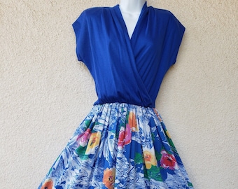 1970s DRESS with a Surplice Wrap Bodice,and a Abstract Hawaiian Style Print on its FULL Skirt. Size M