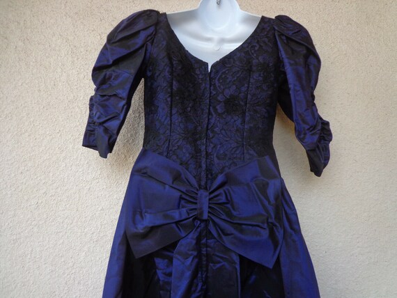 Vintage 1980s PROM DRESS in Blue Taffeta with a F… - image 8