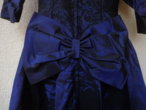Vintage 1980s PROM DRESS in Blue Taffeta with a F… - image 9