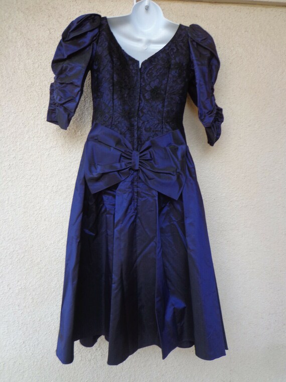 Vintage 1980s PROM DRESS in Blue Taffeta with a F… - image 7