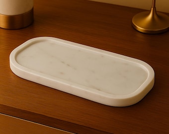 Minimalistisches Tablett aus weißem Marmor