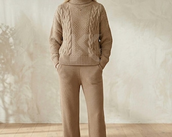 Conjunto de tres piezas de punto grueso extragrande hecho a mano: suéter, pantalón deportivo y poncho / Ropa de invierno cómoda y lujosa