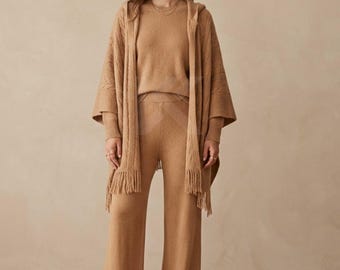 Luxury Camel Knit 3-Piece Set – Relaxed Top, Wide-Leg Pants & Hooded Poncho