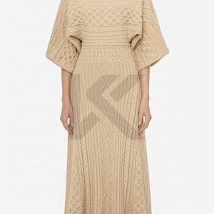 Handgefertigte Charme U-Boot-Ausschnitt Zopfmuster Beige Midi Kleid für Frauen Hergestellt aus 100% Premium-Acrylwolle von Knitfall - Ideal für Geschenke und Veranstaltungen