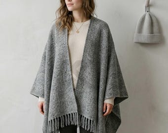 Poncho in maglia Knitfall ispirato all'Himalaya, grigio testurizzato, oversize.