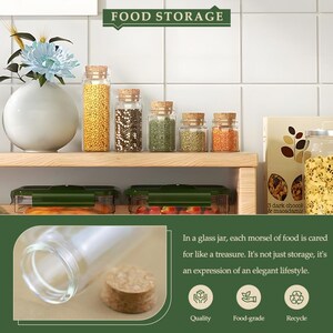 Pode incluir: Frascos de vidro com tampas de corti&ccedil;a cheios de v&aacute;rios alimentos, incluindo gr&atilde;os amarelos e especiarias. A imagem inclui o texto "FOOD STORAGE". Abaixo, dois recipientes de alimentos com tampa verde.