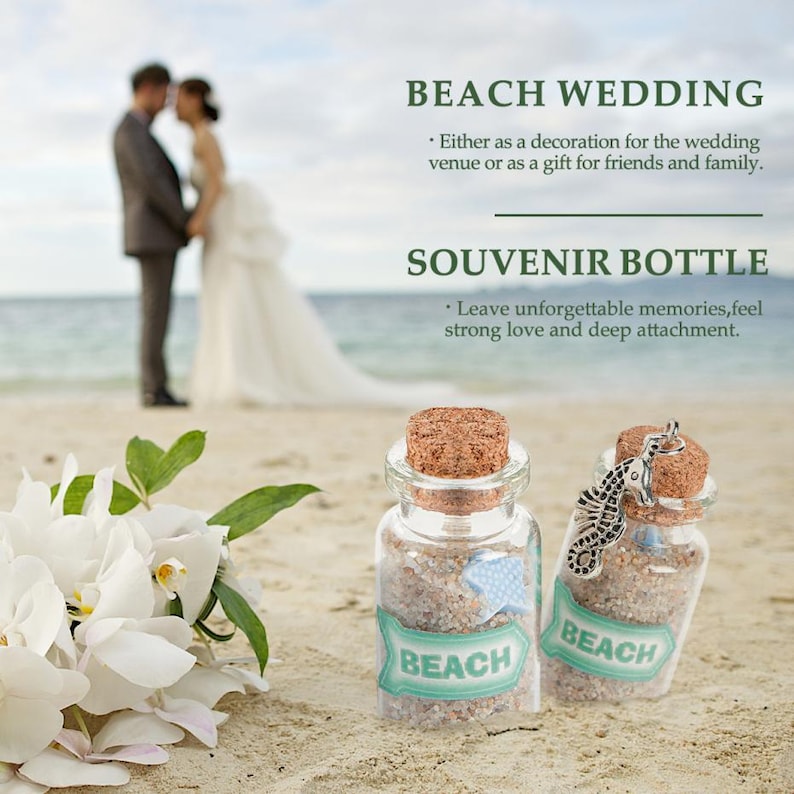 Pode incluir: Duas pequenas garrafas de vidro com rolhas de corti&ccedil;a, cheias de areia e rotuladas "BEACH". Uma garrafa tem um pingente de cavalo-marinho. O fundo mostra uma cena de casamento na praia com um casal e o texto "BEACH WEDDING" e "SOUVENIR BOTTLE".