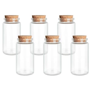 Pode incluir: Seis frascos de vidro transparente com rolhas de corti&ccedil;a. Os frascos s&atilde;o cil&iacute;ndricos com uma abertura larga e uma base arredondada. As rolhas s&atilde;o castanhas claras e encaixam-se perfeitamente na parte superior dos frascos.
