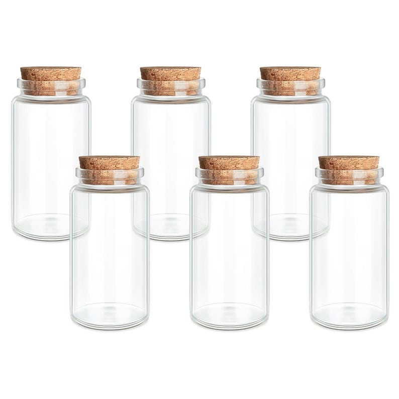 Pode incluir: Seis frascos de vidro transparente com rolhas de corti&ccedil;a. Os frascos s&atilde;o cil&iacute;ndricos com uma abertura larga e uma base arredondada. As rolhas s&atilde;o castanhas claras e encaixam-se perfeitamente na parte superior dos frascos.