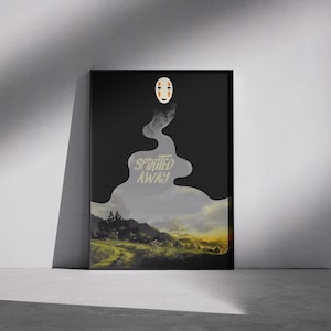 K&ouml;nnte beinhalten: Ein gerahmtes Poster mit dem Text "Spirited Away". Das Poster hat einen schwarzen Rahmen und einen schwarzen Hintergrund mit einem wei&szlig;en und beigen Gesicht oben. Die Landschaft zeigt eine Stra&szlig;e und B&auml;ume.