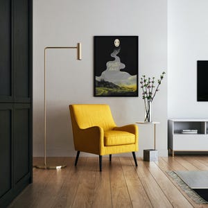 K&ouml;nnte beinhalten: Ein modernes Wohnzimmer mit einem gelben Sessel, einer goldenen Stehlampe und einem gerahmten Poster. Das Poster zeigt eine Landschaft mit dem Text "Spirited Away". Ein kleiner Beistelltisch h&auml;lt eine Vase mit Blumen. Der Raum hat Holzb&ouml;den.