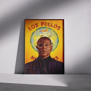 Peut inclure: Une affiche encadrée représentant un homme avec la moitié du visage normal et l'autre moitié en forme de crâne. L'affiche porte les mots "LOS POLLOS" en rouge au-dessus d'un cercle jaune avec des poulets de dessin animé. L'homme porte une chemise noire et un costume violet.