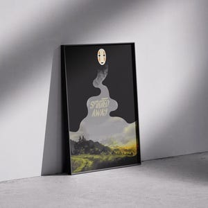 K&ouml;nnte beinhalten: Ein gerahmtes Poster mit Kunstwerken aus dem Zeichentrickfilm "Chihiros Reise ins Zauberland". Das Poster hat einen schwarzen Rahmen und zeigt eine Landschaftsszene mit dem Filmtitel in stilisierten Buchstaben. Oben befindet sich eine wei&szlig;e, maskenartige Figur.