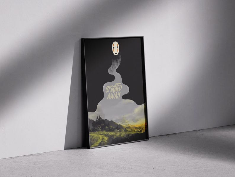K&ouml;nnte beinhalten: Ein gerahmtes Poster mit Kunstwerken aus dem Zeichentrickfilm "Chihiros Reise ins Zauberland". Das Poster hat einen schwarzen Rahmen und zeigt eine Landschaftsszene mit dem Filmtitel in stilisierten Buchstaben. Oben befindet sich eine wei&szlig;e, maskenartige Figur.