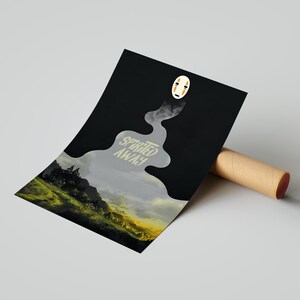 K&ouml;nnte beinhalten: Ein Poster mit einem Design aus dem Zeichentrickfilm Spirited Away. Das Poster hat einen schwarzen Hintergrund mit einem stilisierten Bild einer Figur und den Worten "Spirited Away". Das Poster ist mit einer braunen Papierrolle aufgerollt.