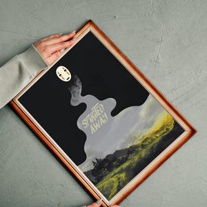 K&ouml;nnte beinhalten: Gerahmter Kunstdruck mit einer Landschaft, einem schwarzen Himmel und dem Schriftzug "Spirited Away". Das Kunstwerk enth&auml;lt eine Charakterillustration und eine Bergkette mit Gr&uuml;n- und Gelbt&ouml;nen. Der Rahmen ist braun.