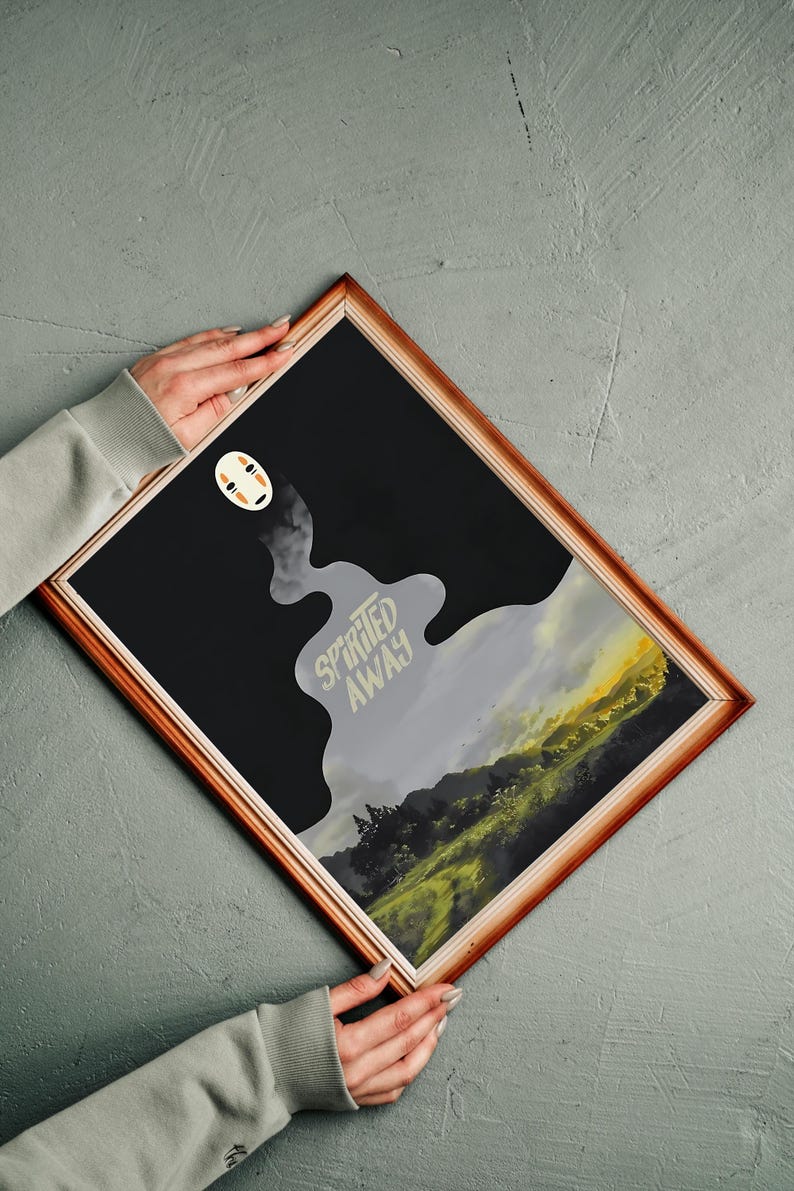K&ouml;nnte beinhalten: Gerahmter Kunstdruck mit einer Landschaft, einem schwarzen Himmel und dem Schriftzug "Spirited Away". Das Kunstwerk enth&auml;lt eine Charakterillustration und eine Bergkette mit Gr&uuml;n- und Gelbt&ouml;nen. Der Rahmen ist braun.